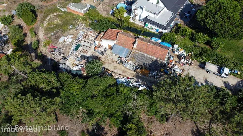 Moradia sem licença para recuperar inserida num terreno com 4.094 m² –