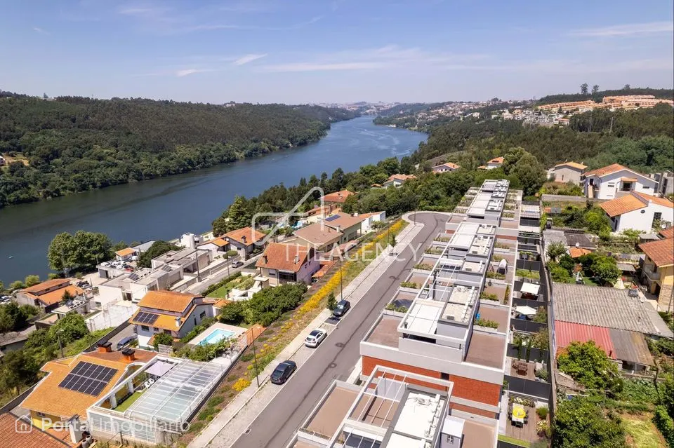 Experimente uma vida extraordinária nesta nova moradia T3 com terraço privado