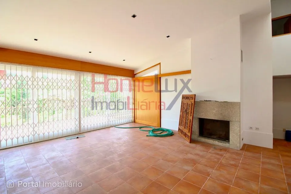 Moradia T4 de Arquitetura Distinta em Parada de Todeia (Paredes)