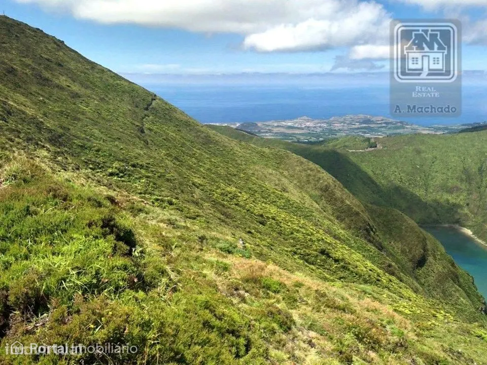 VENDA de AMPLO TERRENO junto à Lagoa do Fogo, Água de Alto, Vila Fr...