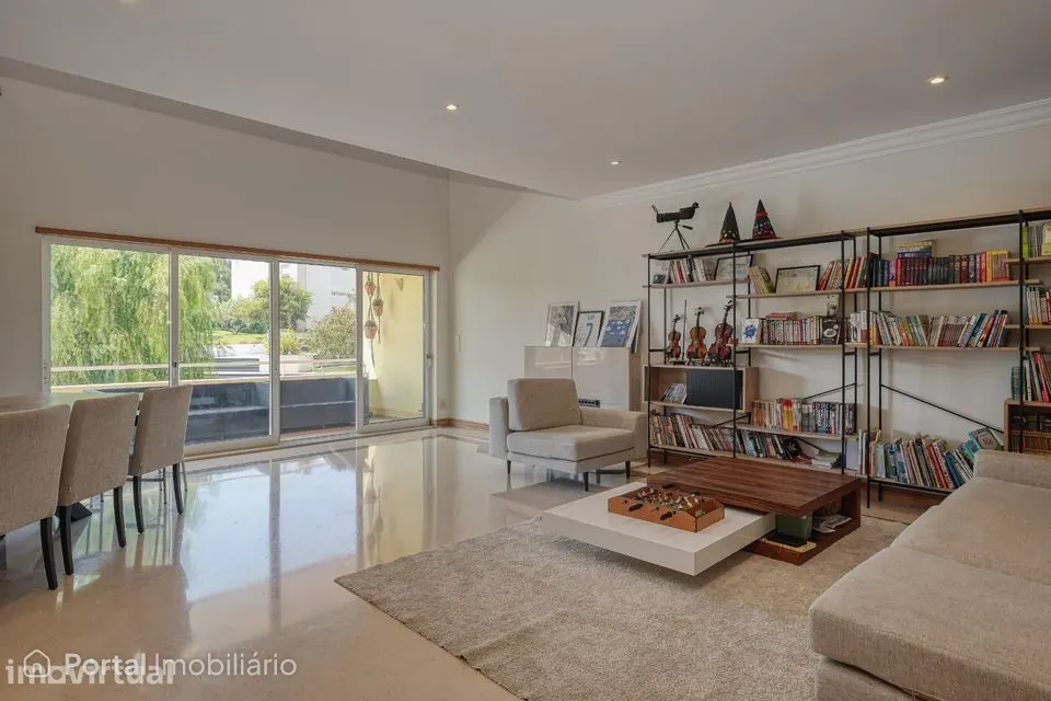 T3 Duplex com Mezanine e Terraço em Condomínio com Piscina | Bicesse