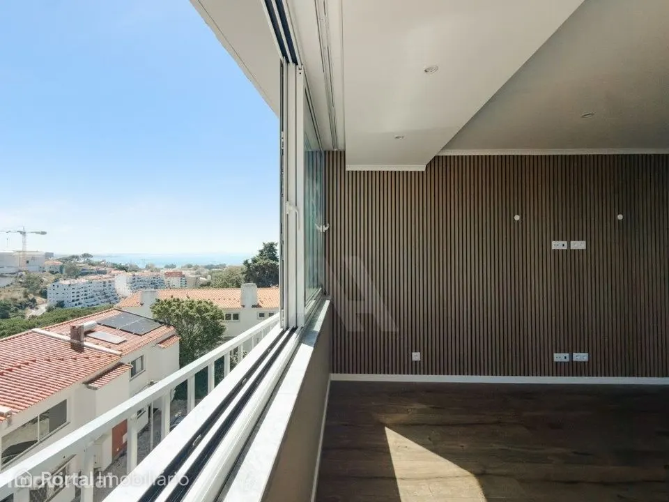 Apartamento T2 renovado com terraço e vistas mar em Cascais