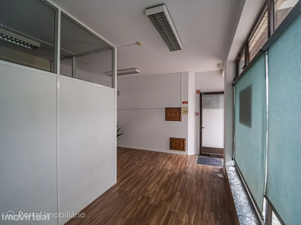Imóvel comercial no rés do chão com montra e ar condicionado