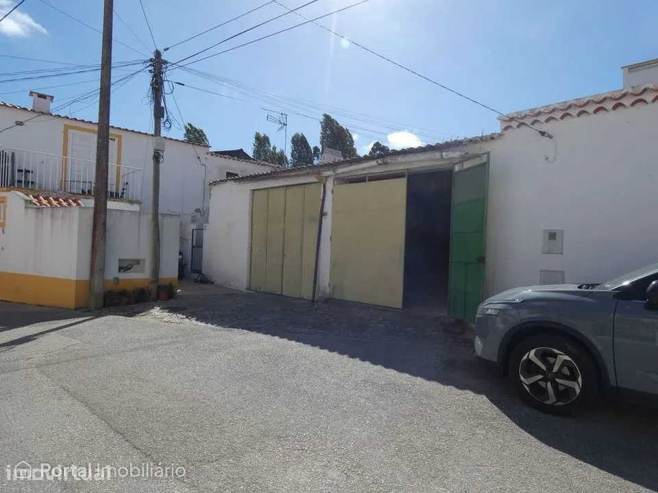 Terreno de 1050m2 no centro da Azueira com PIP para 4 moradias T3
