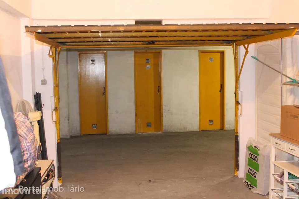 Garage for rent in Santa Maria, São Pedro e Matacães