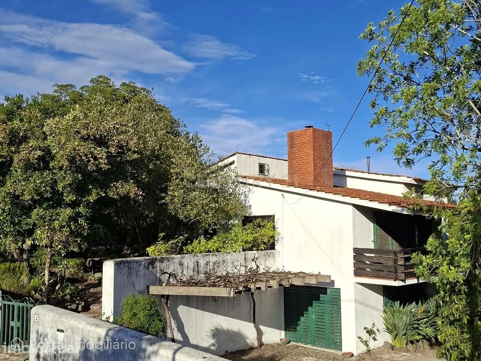 Moradia T5 com terreno de 1 326 m²