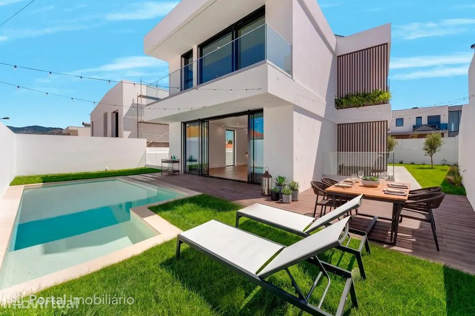 Moradia T4 Independente com Piscina e 4 Suites em Alcabideche, Cascais