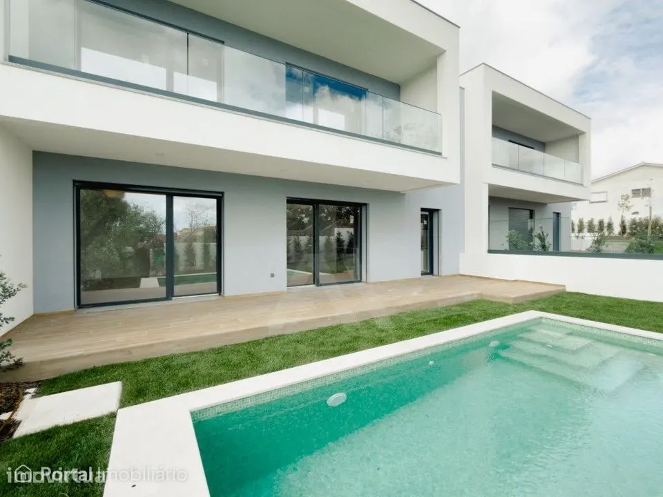 Moradia T4 em Manique com piscina e jardim privativos em condomínio...