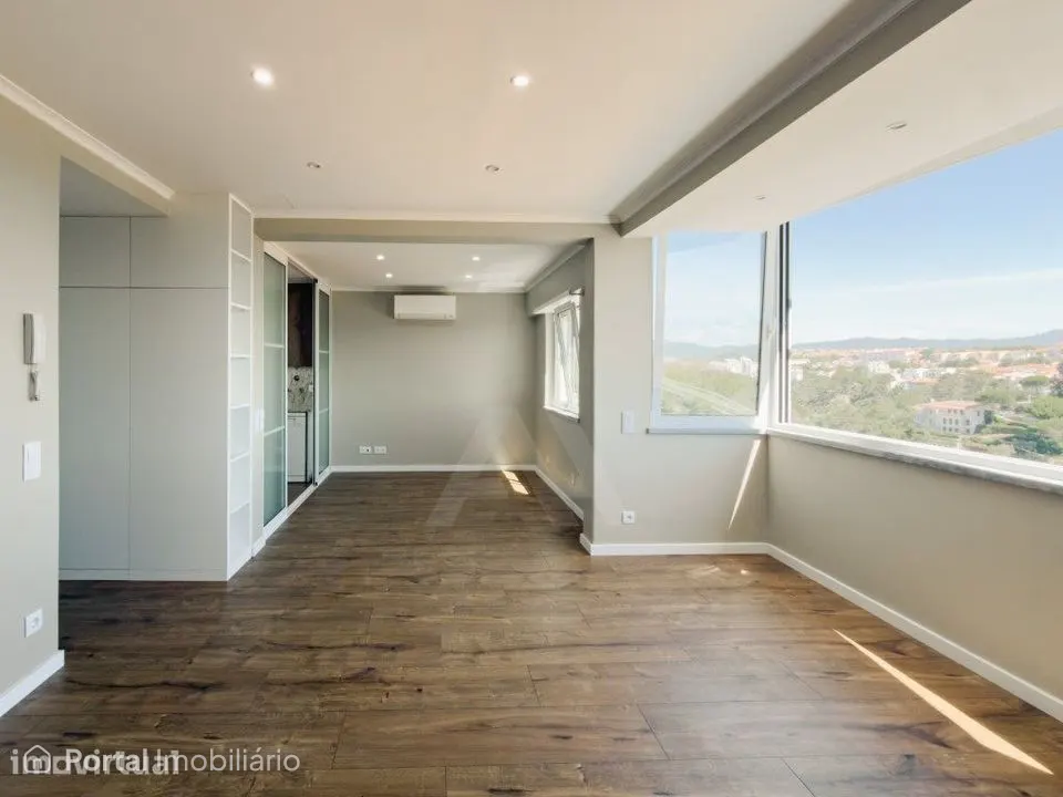 Apartamento T2 renovado com terraço e vistas mar em Cascais