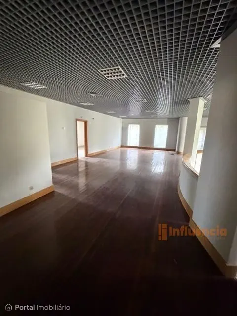 Prédio urbano em propriedade total, localizado no centro histórico da vila de Almeida