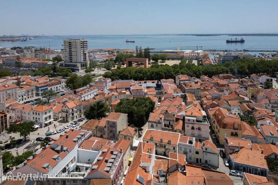 T4 Duplex Renovado no Centro Histórico de Setúbal, a 400m do Rio