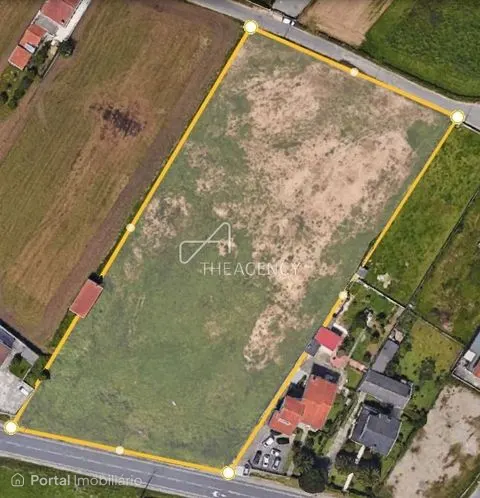Terreno com cerca de 12.000 m2 junto à estrada nacional 109 e à entrada de Ovar