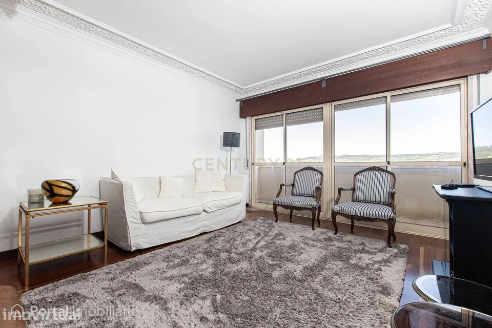 T4 Duplex com Vista Desafogada e Garagem | Linda-a-Velha