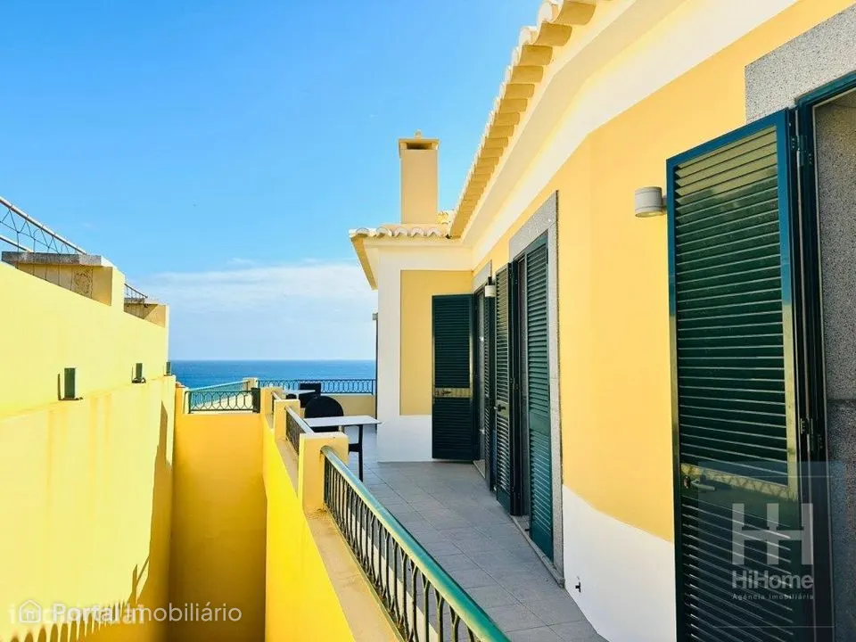 Prédio com comércio e habitação na Vila Baleira, Porto Santo