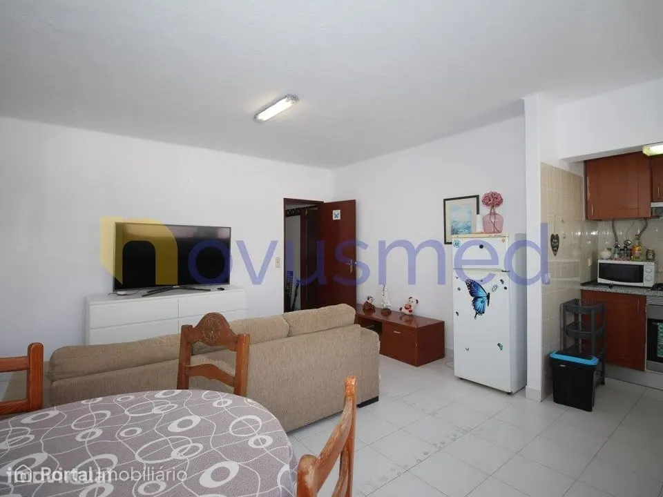 Apartamento T1 com jardim e piscina, central, junto à Praia dos Pes...