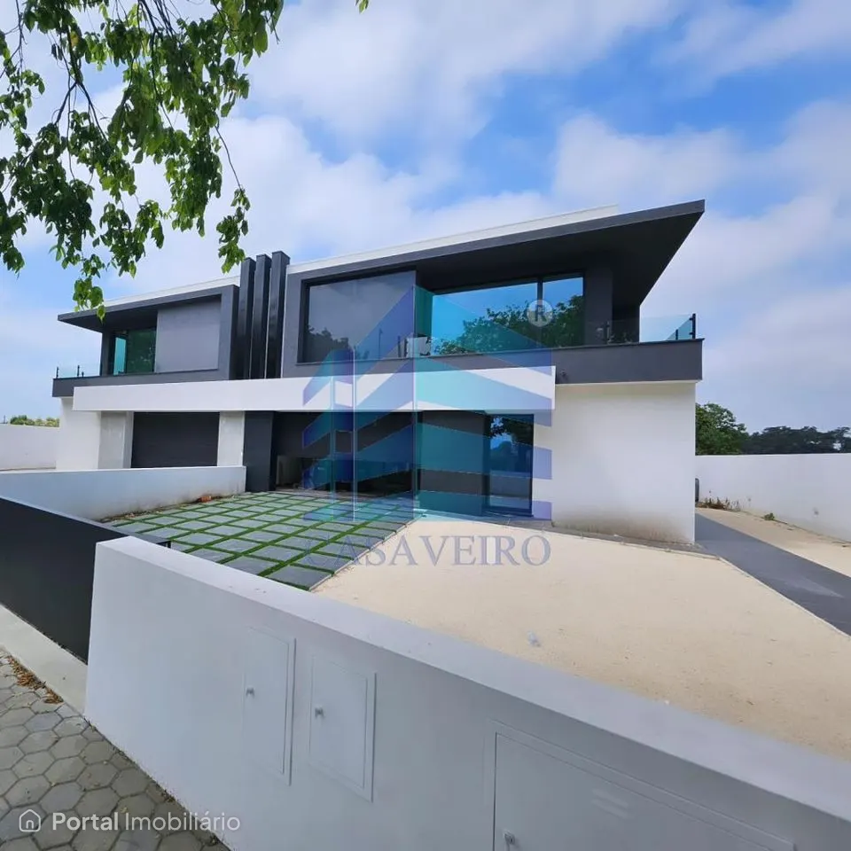 Moradia T4 Geminada em Santa Joana