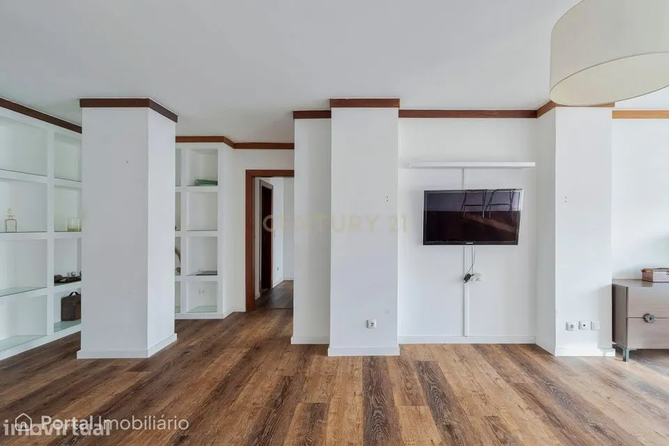 T4 com amplo terraço, excelente exposição solar e áreas generosas no B