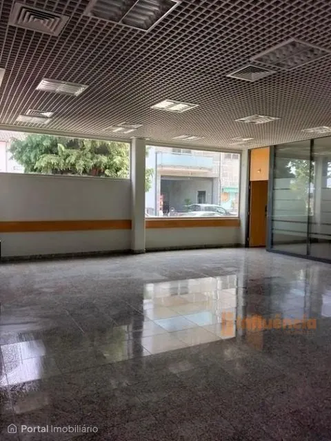 Prédio urbano destinado a comércio/serviços