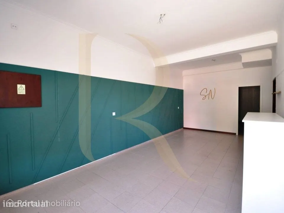 Loja com montra na Arrentela - Seixal