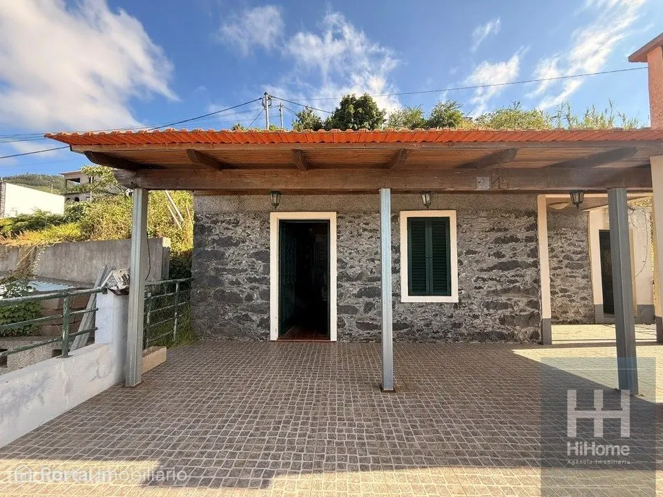 Terreno misto com construção em pedra no Curral dos Romeiros
