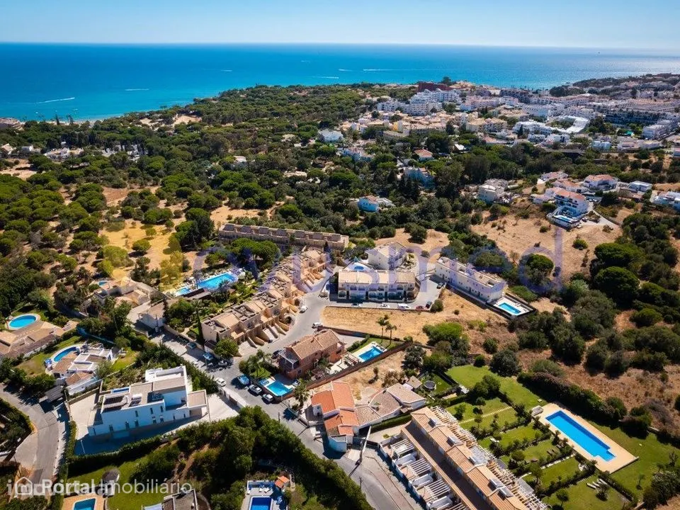 Moradia térrea geminada com 2 quartos, com terreno, em Albufeira