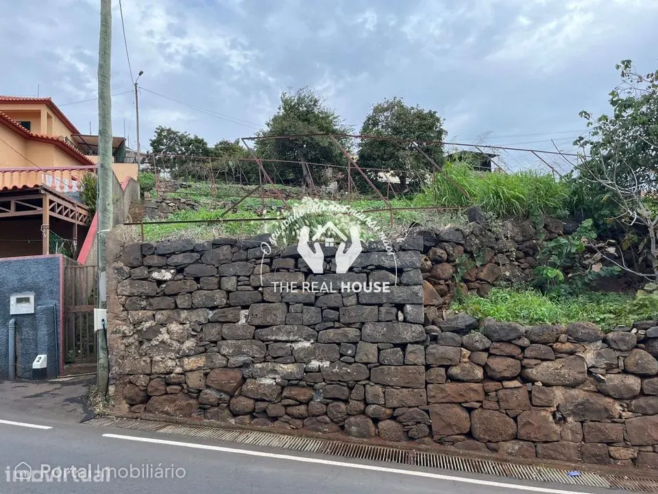 Terreno c/ Ruína de Moradia V1 em Santa Cruz