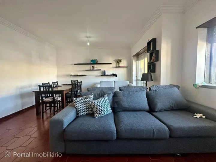 Apartamento T2 com terraço em Alcabideche
