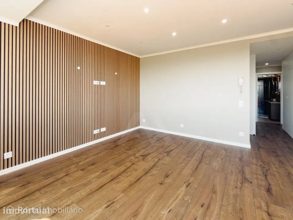 Apartamento T2 renovado com terraço e vistas mar em Cascais