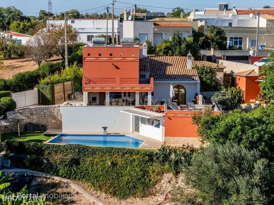 Propriedade com três habitações, piscina aquecida e sauna, num terreno