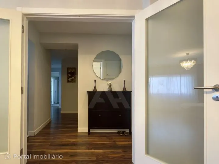 Apartamento T3 mobilado com varanda em Cascais