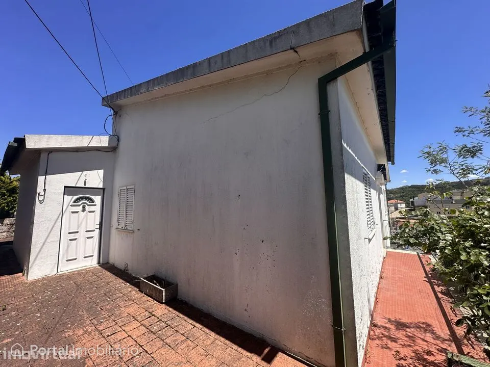 Moradia T4 com jardim e garagem em Sernancelhe