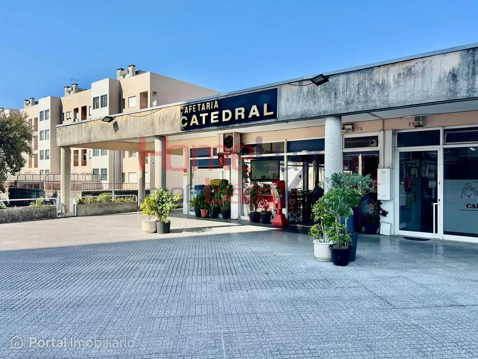 Loja ampla com Cafetaria em Águas Santas