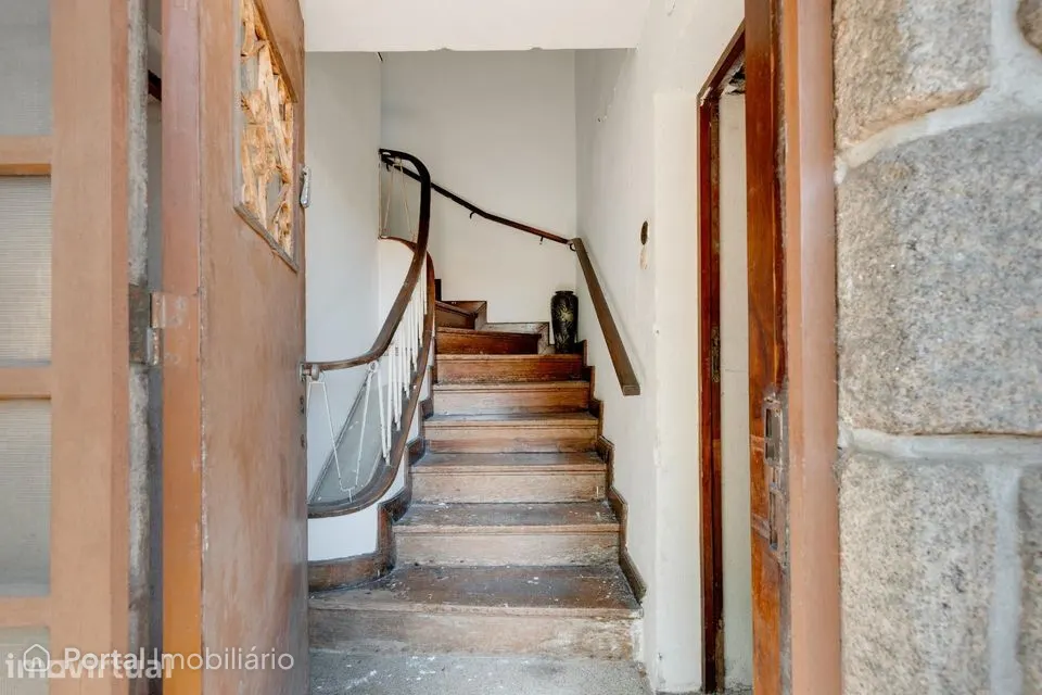 Moradia de 3 Pisos com Quintal para Remodelação em Vila Nova de Gaia