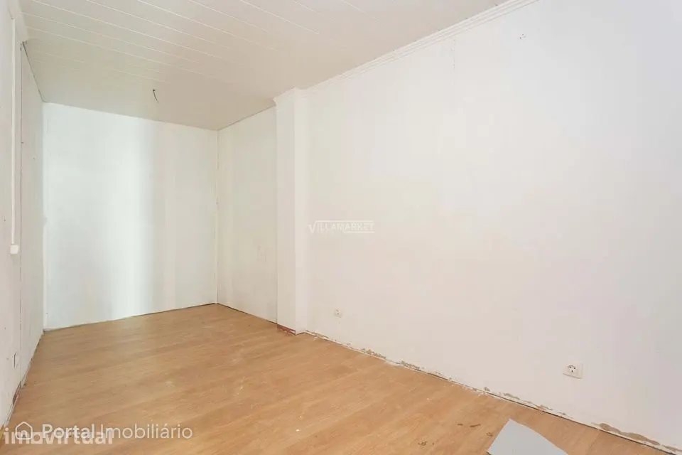 Moradia V5 inserida no rés do chão de uma moradia bifamiliar situada e