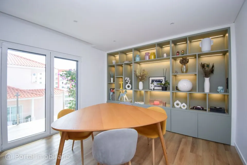 Apartamento T3 no último andar, em condomínio fechado com jardim – Alto da Parede, Cascais