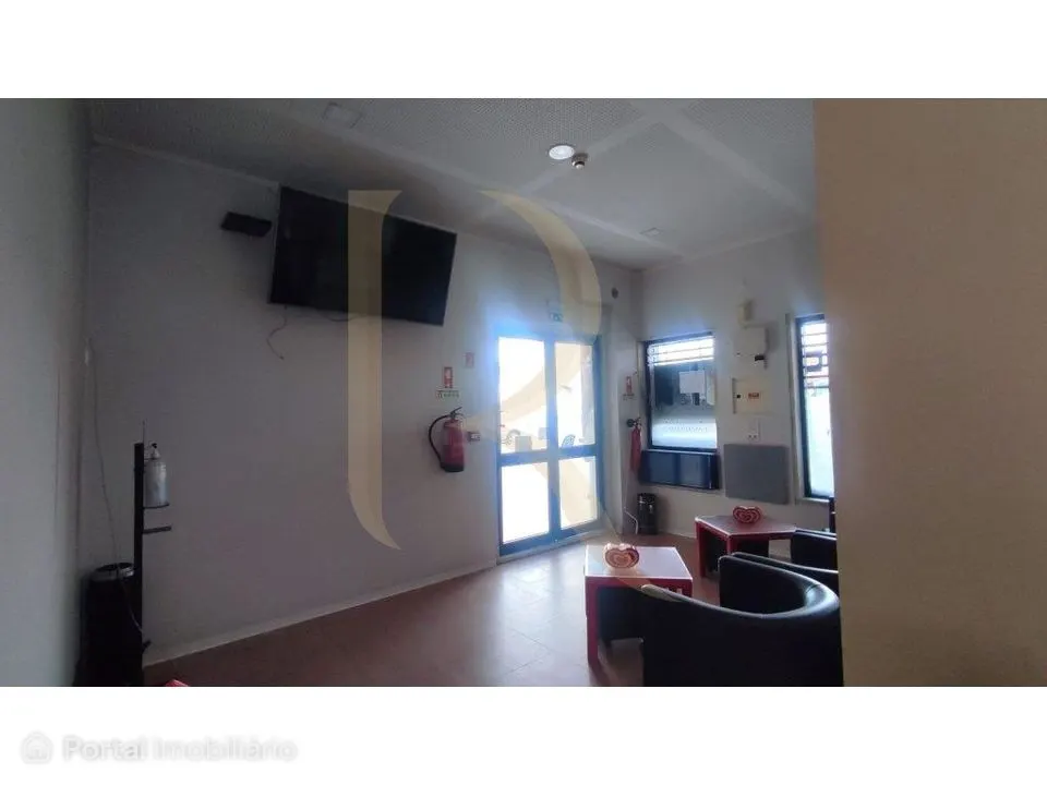 Loja de 2 pisos em Corroios - Oportunidade Única