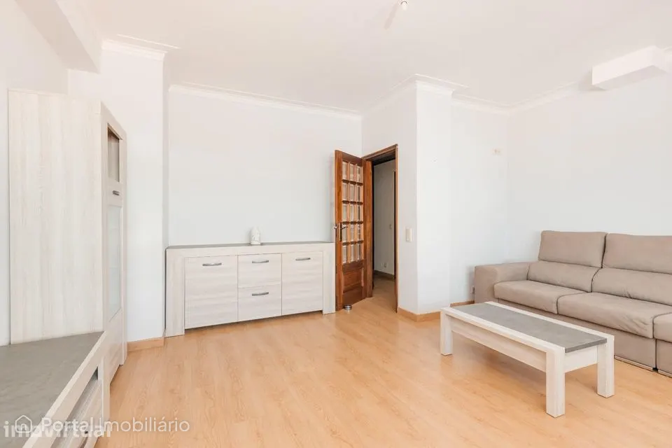 T2+1 com três lugares de garagem, em frente ao Jardim Soares dos...