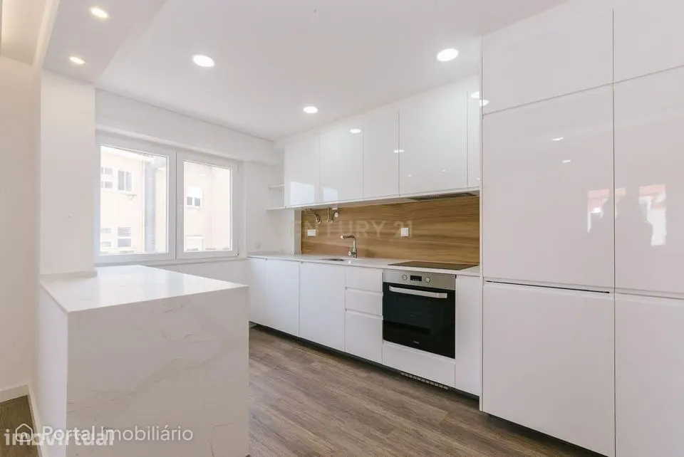 T2 Totalmente Remodelado para venda em Sacavém, Loures