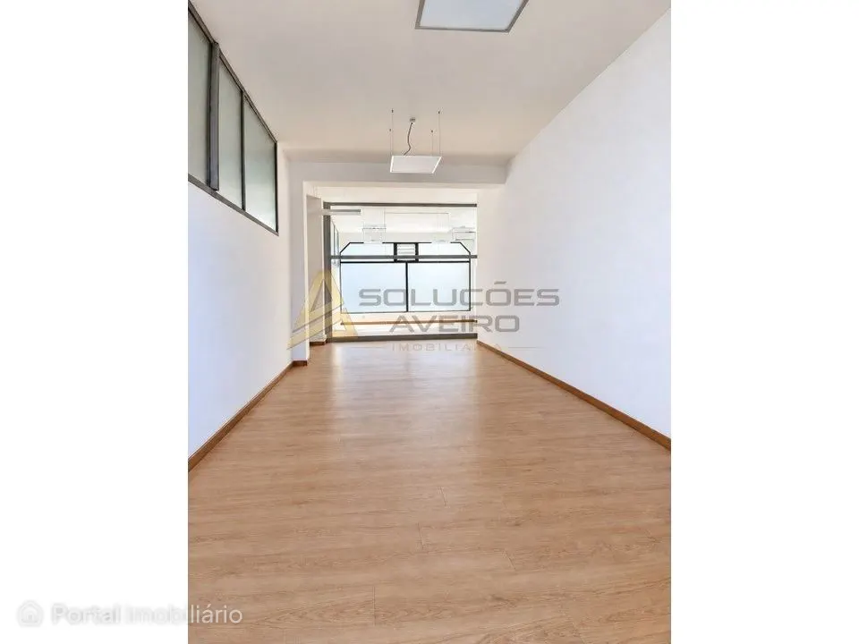 Espaço comercial com 198 m² e 5 gabinetes junto à Avenida Europa | ...