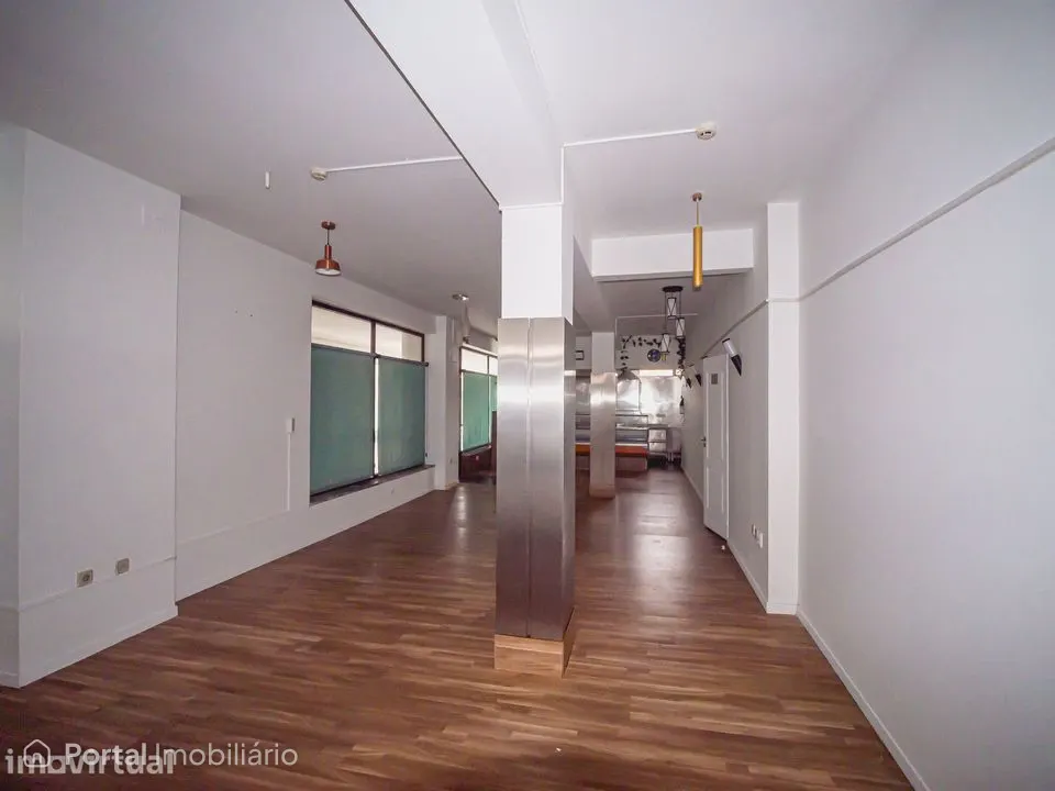 Imóvel comercial no rés do chão com montra e ar condicionado