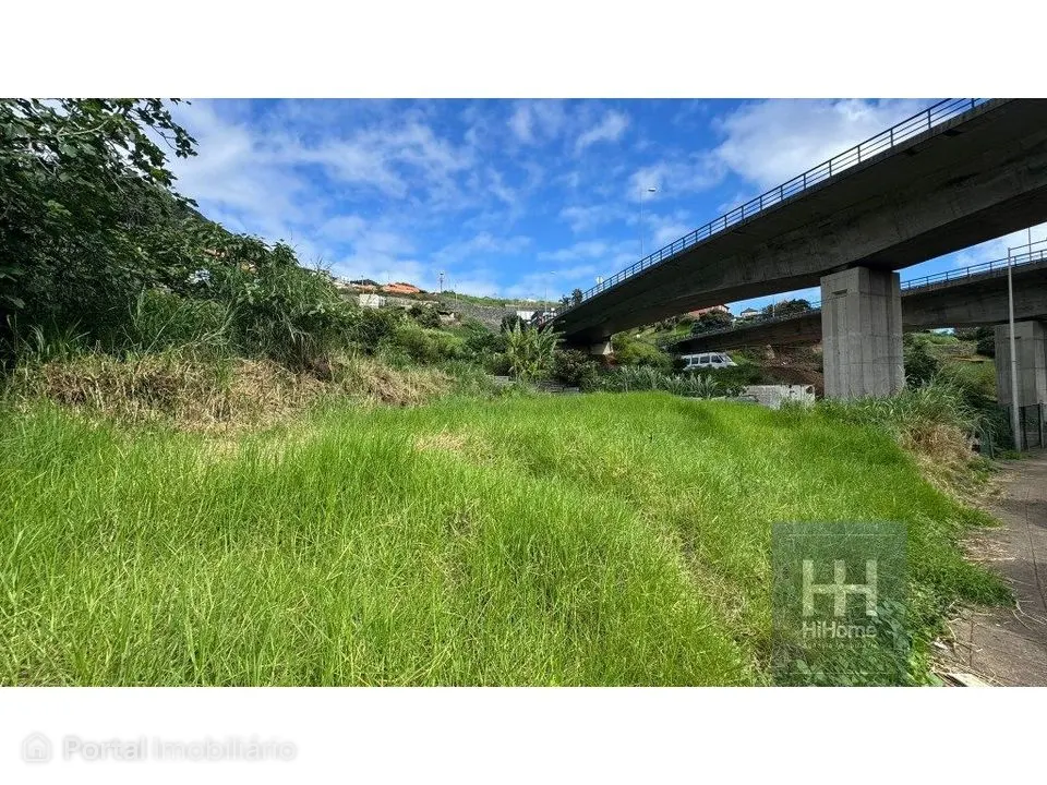 Terreno com 560 m2 em Machico