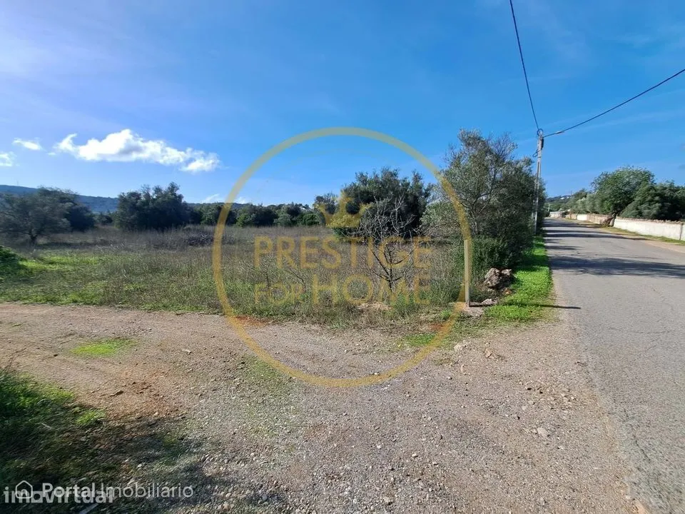 Armazém com terreno em Santa Bárbara de Nexe