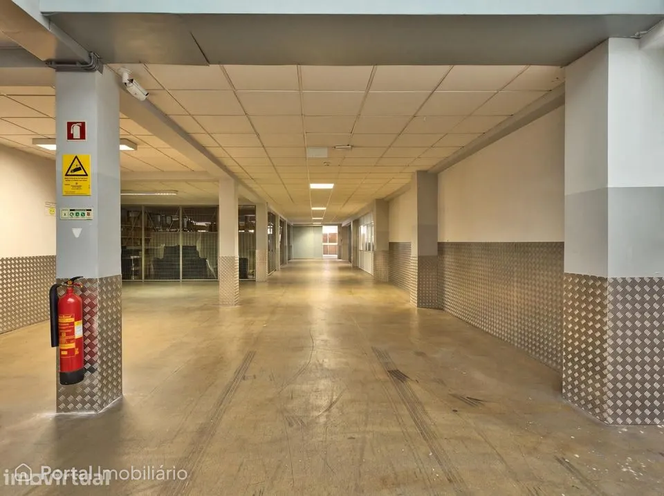 Espaço Comercial/Armazém em Alvalade