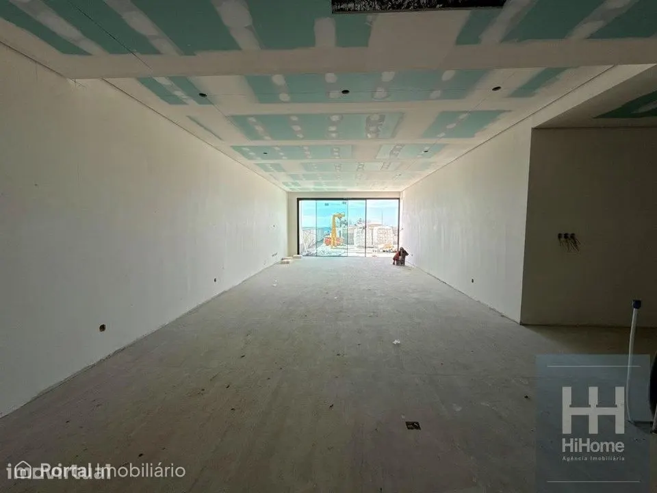 Apartamento T3 com Piscina no Edifício Elite Bay em Câmara de Lobos
