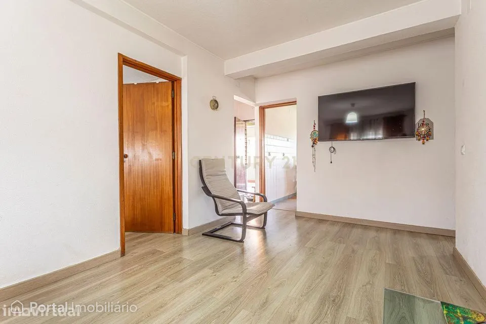 T2 Totalmente Renovado | 101 m² | Praça de Portugal | Pronto a Habitar