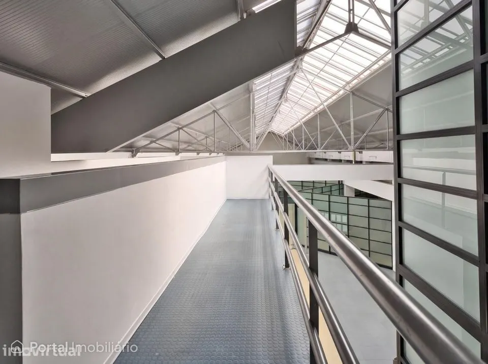 Espaço Comercial/Armazém em Alvalade