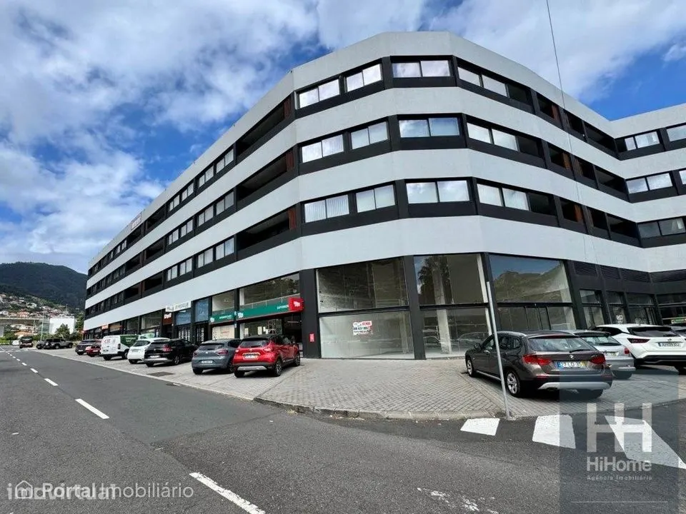 Espaço comercial com 695 m2 | Machico
