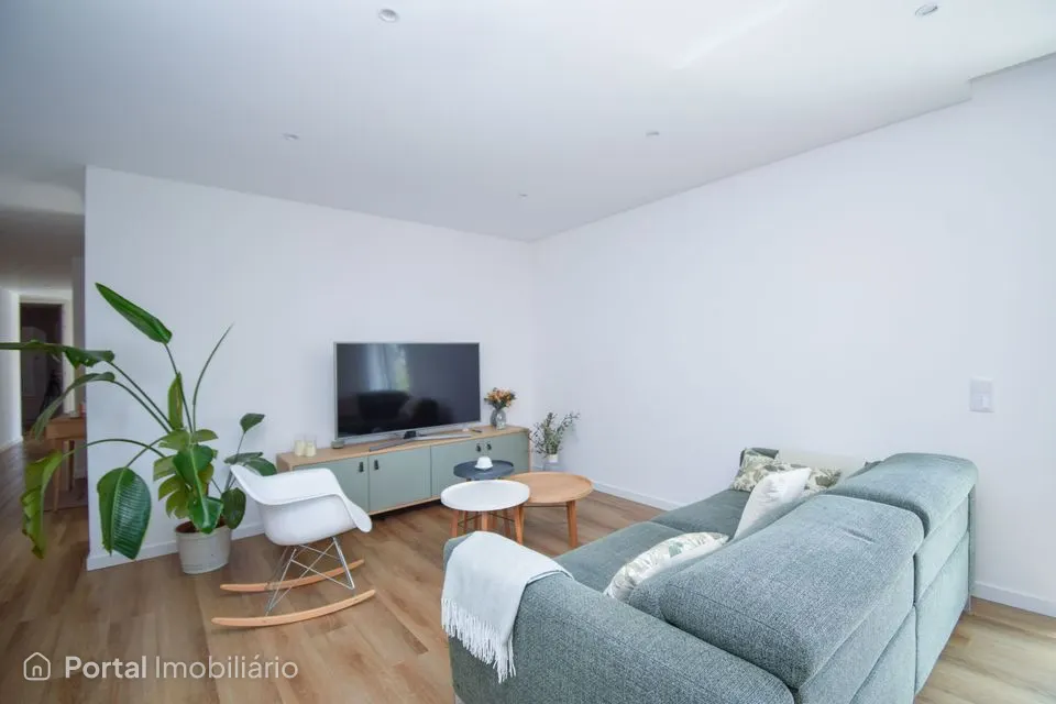 Apartamento T3 no último andar, em condomínio fechado com jardim – Alto da Parede, Cascais