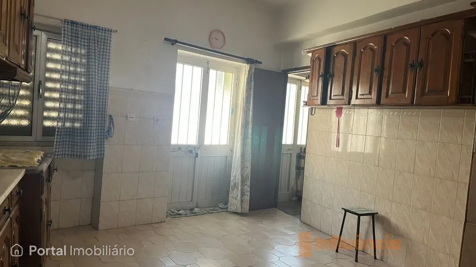 Moradia T3 no centro da aldeia do Pesinho com terreno de cerca de 1.500 m²