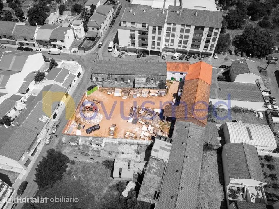 Armazém / Oficina com 1000 m2 de Terreno no Centro de São Bartolome...